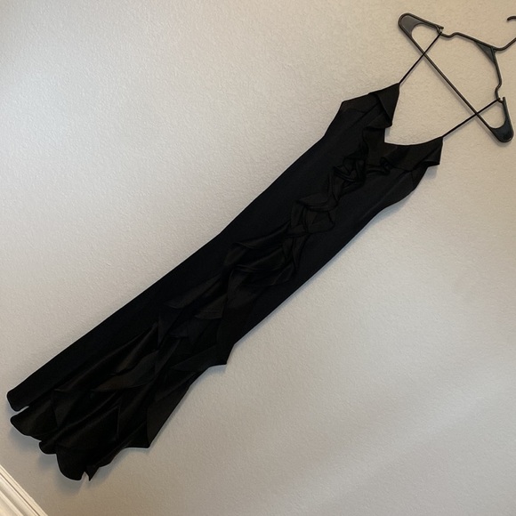 Alice + Olivia Black Mayer Ruffle Front Dress with Slit - 2 - Picture 3 of 8